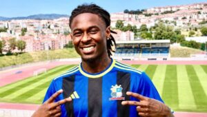 Quevin Castro morre aos 25 anos durante amistoso: o jogador desmaia em campo aos 10 minutos