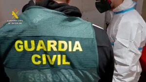 Marido e mulher encontrados mortos em casa, nus ao lado da jacuzzi: o alarme dado pelos filhos deficientes