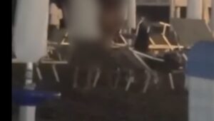 Eles fazem sexo na espreguiçadeira da praia, na frente de todos: vídeo de transeuntes