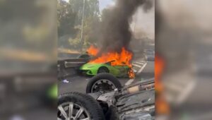 Lamborghini a mais de 220 quilômetros por hora na rodovia bate e pega fogo, cortado em dois pela grade de proteção: pai e filho mortos