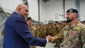 Caças italianos abatem um drone armado na Lituânia, Crosetto chega: "A nossa presença no flanco oriental foi fundamental"