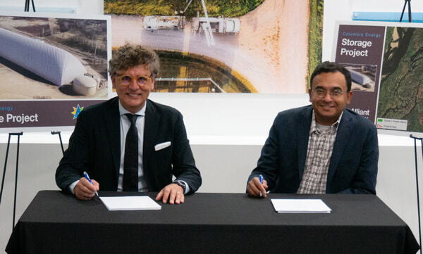 Claudio Spadacini (Energy Dome) assina acordo com Raja Sundararajan (Alliant Energy). Foto energydome.com Energy-Dome-Press-Photos-Alliant-Energy-2-Web-Official