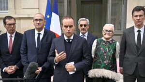 Toques de recolher localizados na França para conter a agitação, Lecornu: "A extrema esquerda quer o caos"
