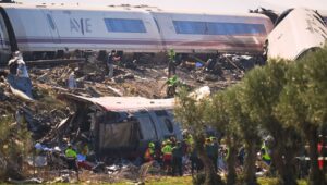 Um dos italianos desaparecidos após a colisão do trem na Espanha foi localizado. Áudio antes do impacto: "Retomar a condução normal"